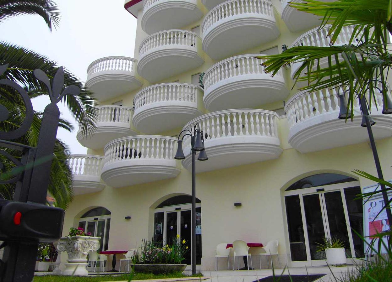 Hotel Eva Alba Adriatica Exterior photo